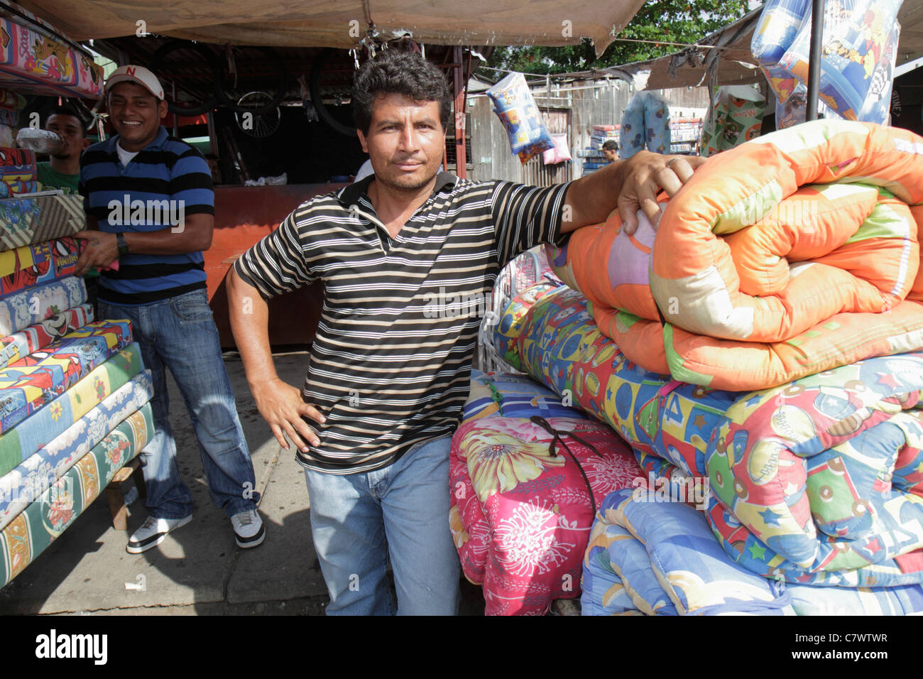 Managua Nicaragua, Mercado Floheinkäufe Shopper Shop Shops Markt Kauf Verkauf, Geschäfte Geschäfte Business Unternehmen, Verkäufer, Stände Stand d Stockfoto