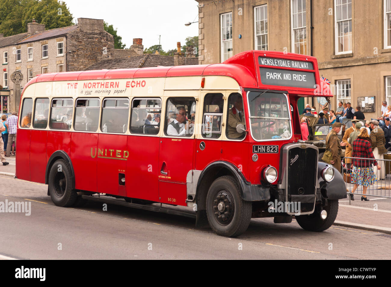 Einem alten Bristol Bus am Wochenende 1940 an Leyburn in North Yorkshire, England, Großbritannien, Uk Stockfoto