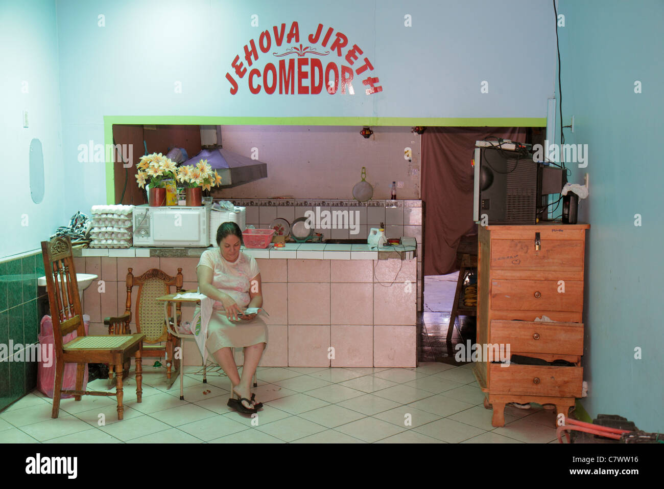 Managua Nicaragua, Bolonia, Jehovah Jireth, evangelischer Dienst, Esszimmer, Suppenküche, Essenszentrum, Wohltätigkeitsorganisation, hispanische Frau weibliche Erwachsene Erwachsene, si Stockfoto
