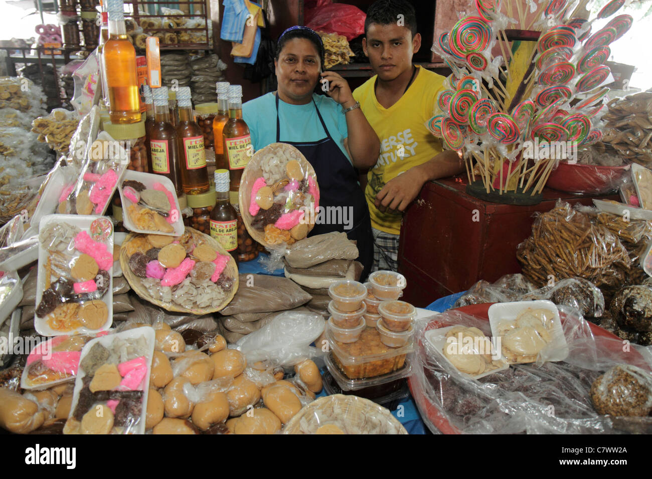 Managua Nicaragua, Mercado Roberto Huembes, Markt, Shopping Shopper Shop Shops Kauf Verkauf, Geschäfte Geschäfte Business Unternehmen, Backwaren, Familie Famil Stockfoto
