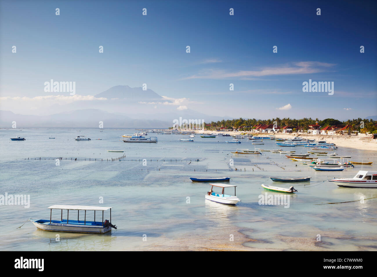 Jungutbatu Strand mit Mount Agung im Hintergrund, Nusa Lembongan, Bali, Indonesien Stockfoto