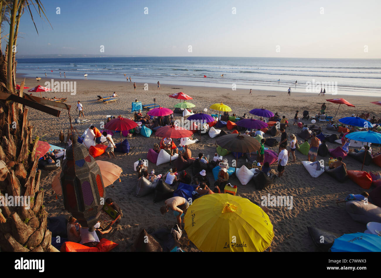 Menschen im Café La Plancha am Legian Beach, Bali, Indonesien Stockfoto