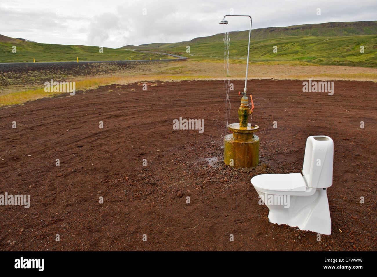Unerklärliche Toilette und Dusche am Straßenrand in der Nähe von Myvatn im Nordosten Islands Krafla. Stockfoto