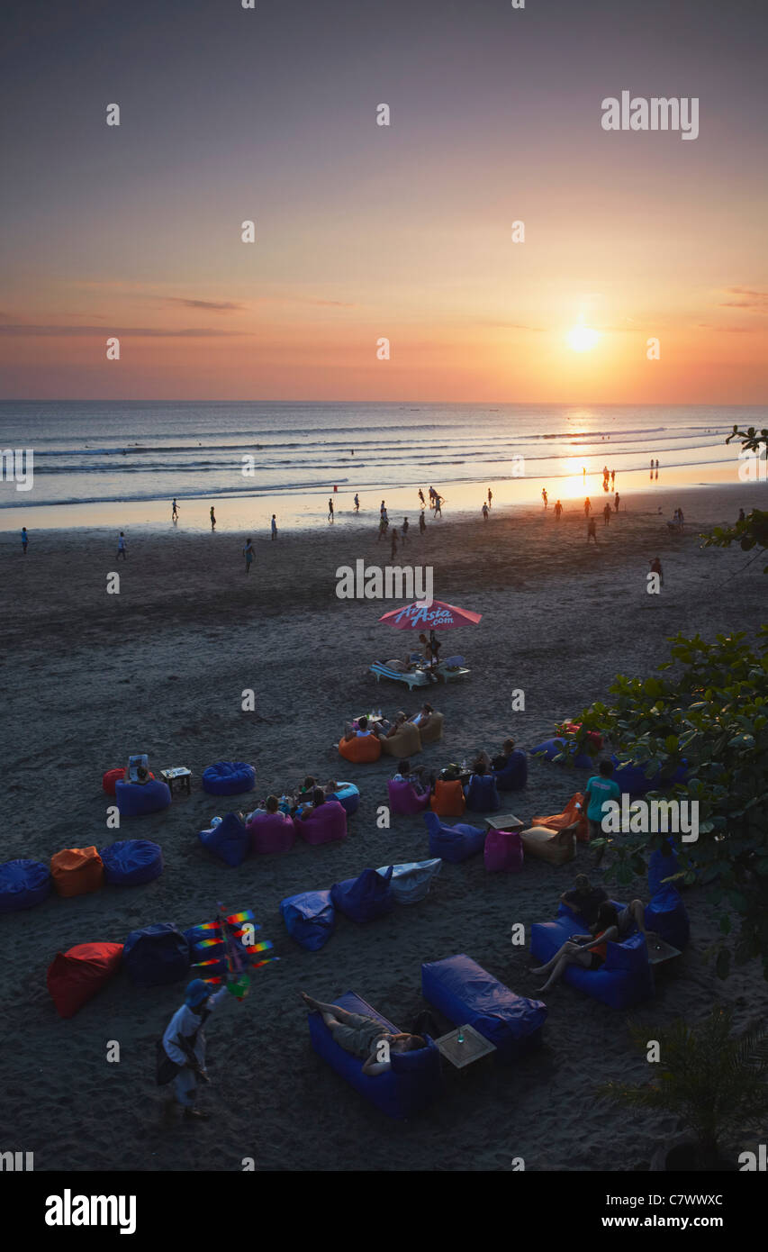 Leute sitzen im Crystal Palace Restaurant am Legian Beach bei Sonnenuntergang, Bali, Indonesien Stockfoto