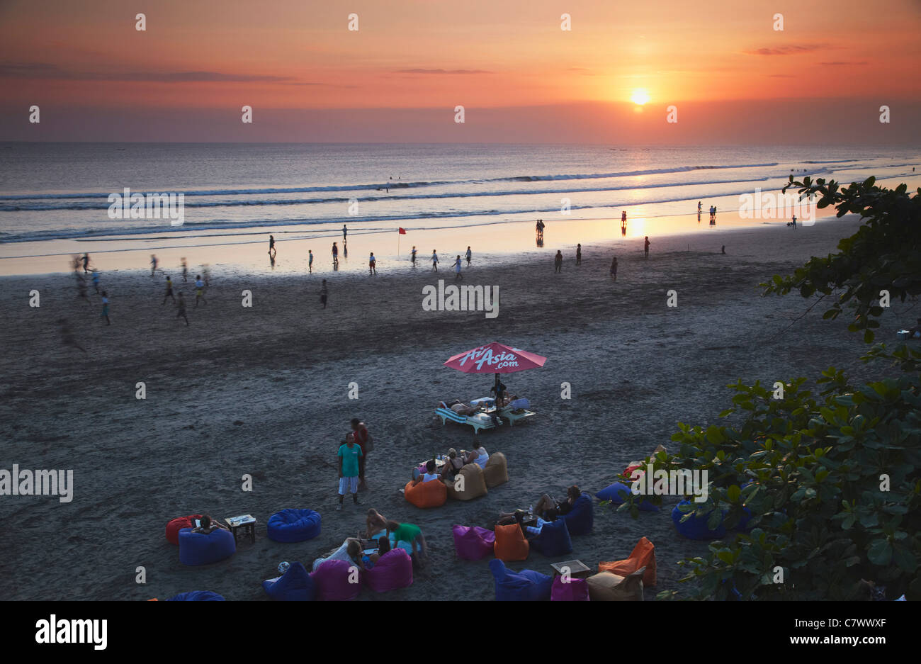 Leute sitzen im Crystal Palace Restaurant am Legian Beach bei Sonnenuntergang, Bali, Indonesien Stockfoto