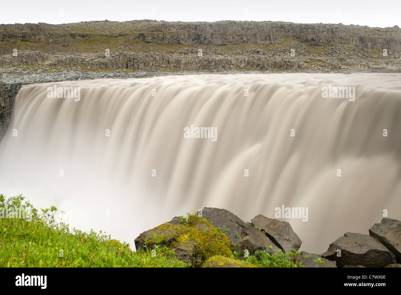 Dettifoss-Wasserfall am Fluss Jökulsá Á Fjöllum in der Nähe von Myvatn im Vatnajökull-Nationalpark, Nordosten Islands. Stockfoto