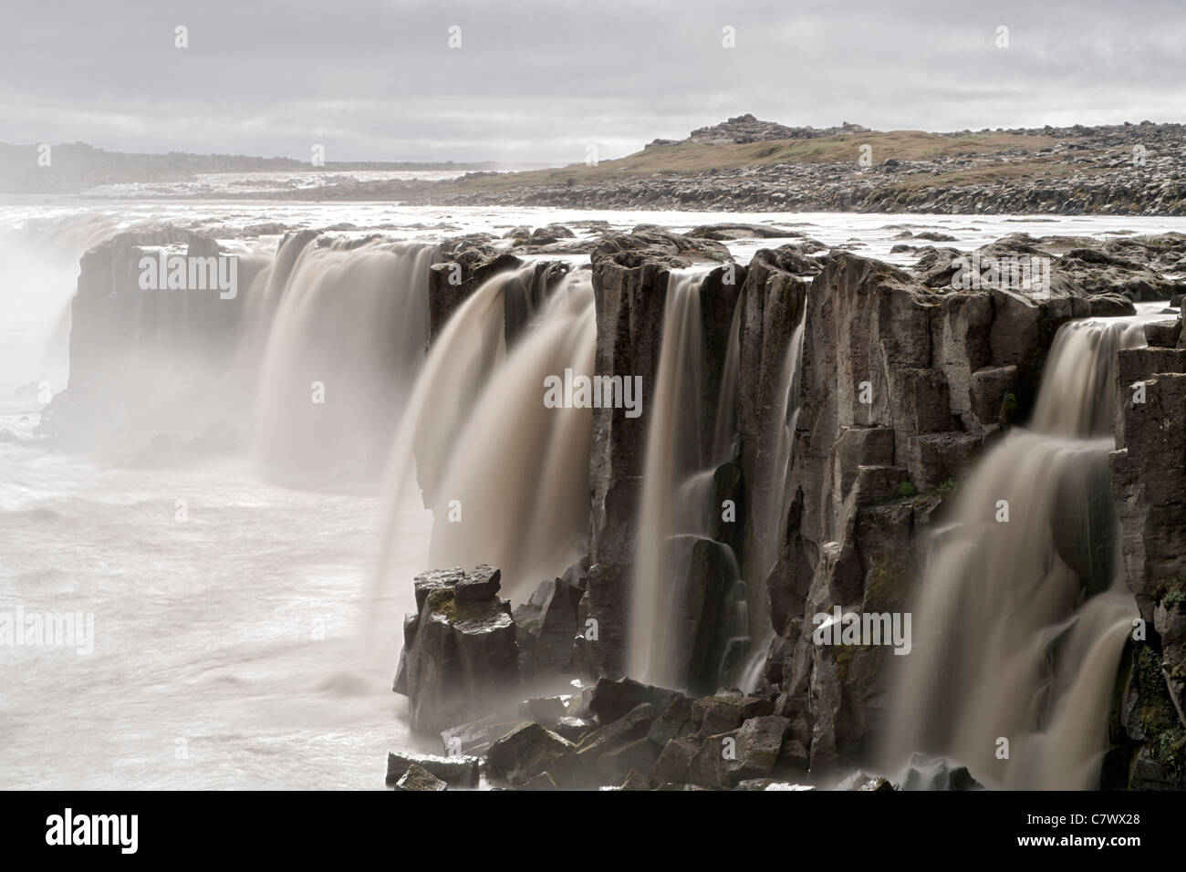 Selfoss Wasserfall (nur stromaufwärts von Dettifoss-Wasserfall) am Fluss Jökulsá Á Fjöllum in der Nähe von Myvatn im Nordosten Islands. Stockfoto