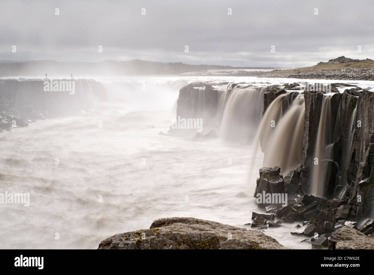 Selfoss Wasserfall (nur stromaufwärts von Dettifoss-Wasserfall) am Fluss Jökulsá Á Fjöllum in der Nähe von Myvatn im Nordosten Islands. Stockfoto
