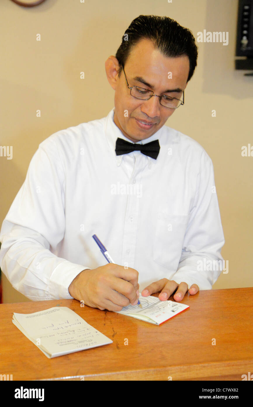 Managua Nicaragua, Los Girasoles, Restaurant Restaurants Essen Essen Café Cafés, Hispanic ethnischen Mann Männer männlichen erwachsenen Erwachsenen, Arbeiter, Arbeiter, arbeiten, Arbeit, em Stockfoto