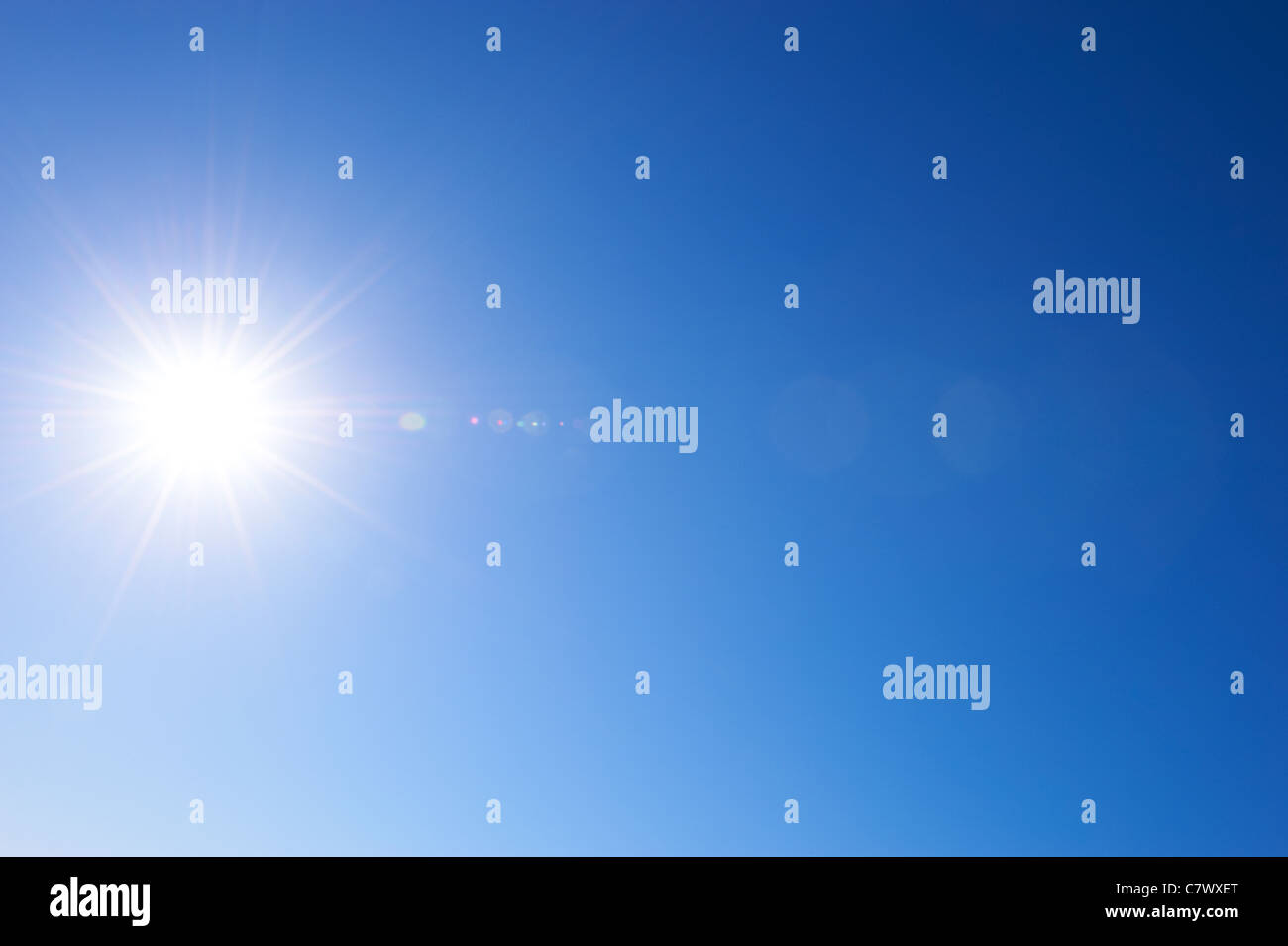 Sonnigen blauen Himmel mit sunburst Stockfoto