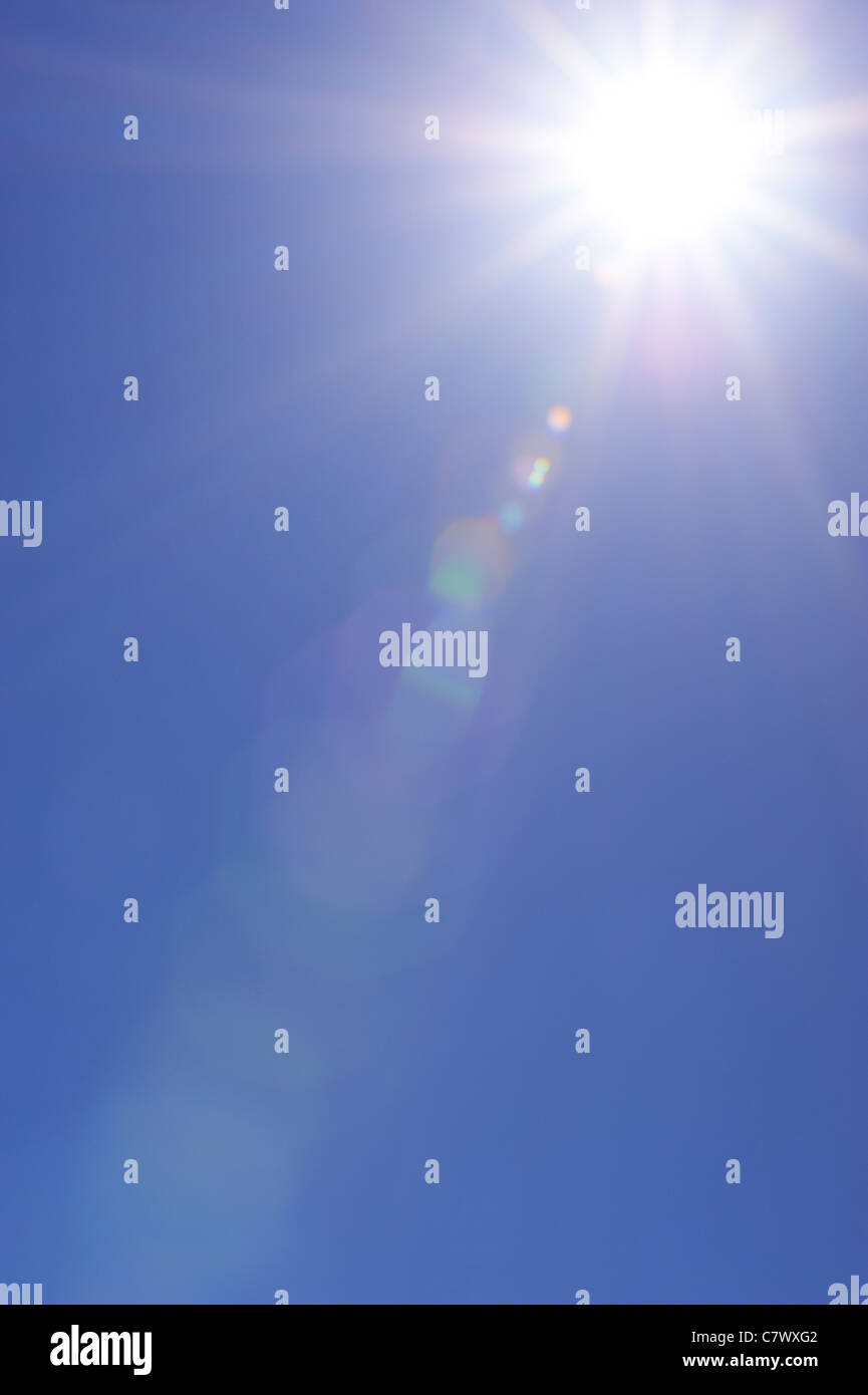 Klaren, blauen Himmel und sunburst Stockfoto