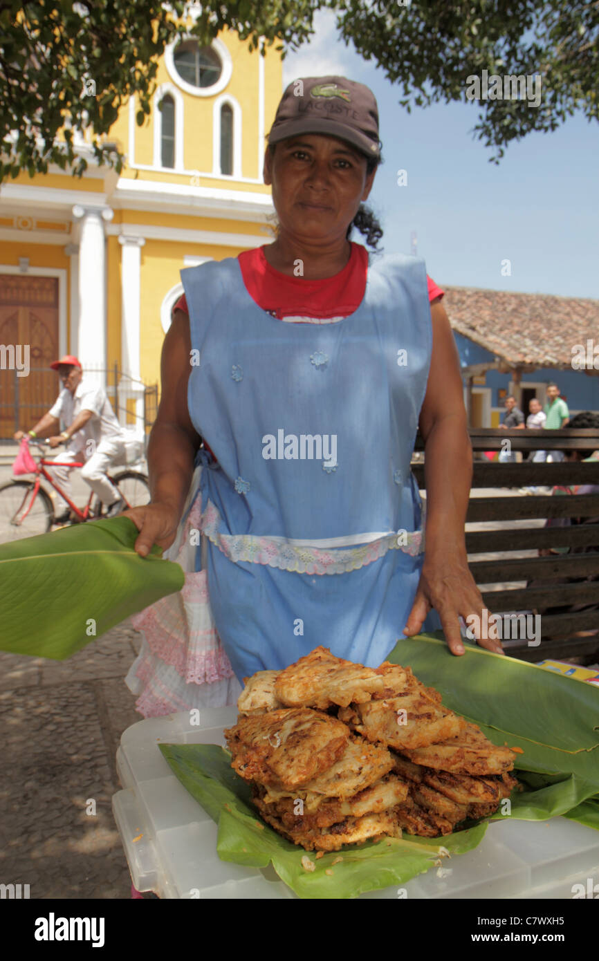 Granada Nicaragua, Mittelamerika, Avenida Guzman, Central Park, Parque Central, historisches Viertel, hispanische Frau weibliche Erwachsene Erwachsene Erwachsene, Street Food, Ve Stockfoto Granada Nicaragua, Mittelamerika, Avenida Guzman, Central Park, Parque Central, historisches Viertel, hispanische Frau weibliche Erwachsene Erwachsene Erwachsene, Street Food, Ve Stockfoto