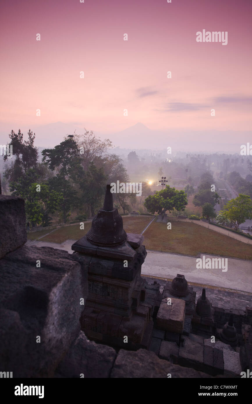 Borobudur Tempel bei Sonnenaufgang (UNESCO Weltkulturerbe), Java, Indonesien Stockfoto