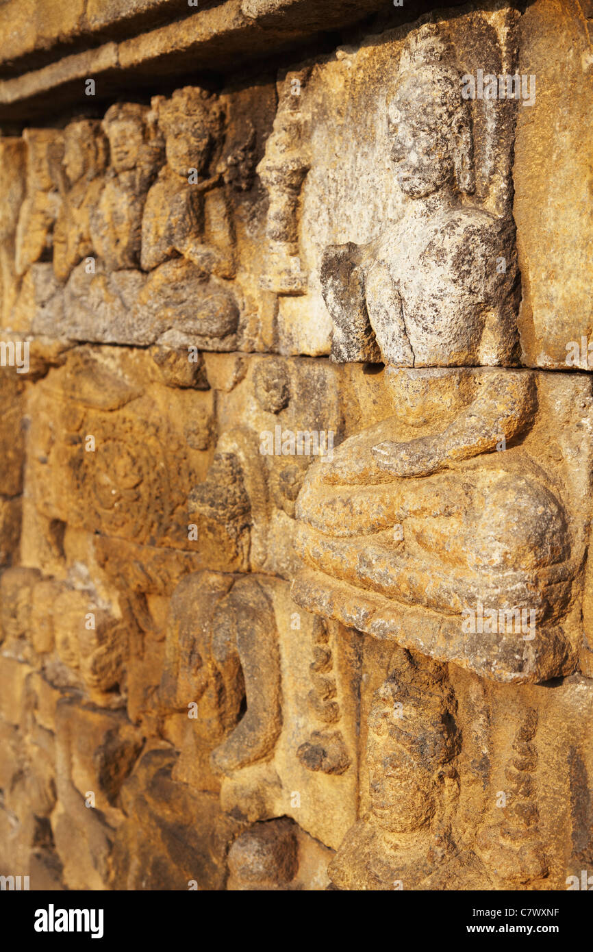 Relief-Schnitzereien am Borobudur-Tempel (UNESCO-Weltkulturerbe), Java, Indonesien Stockfoto