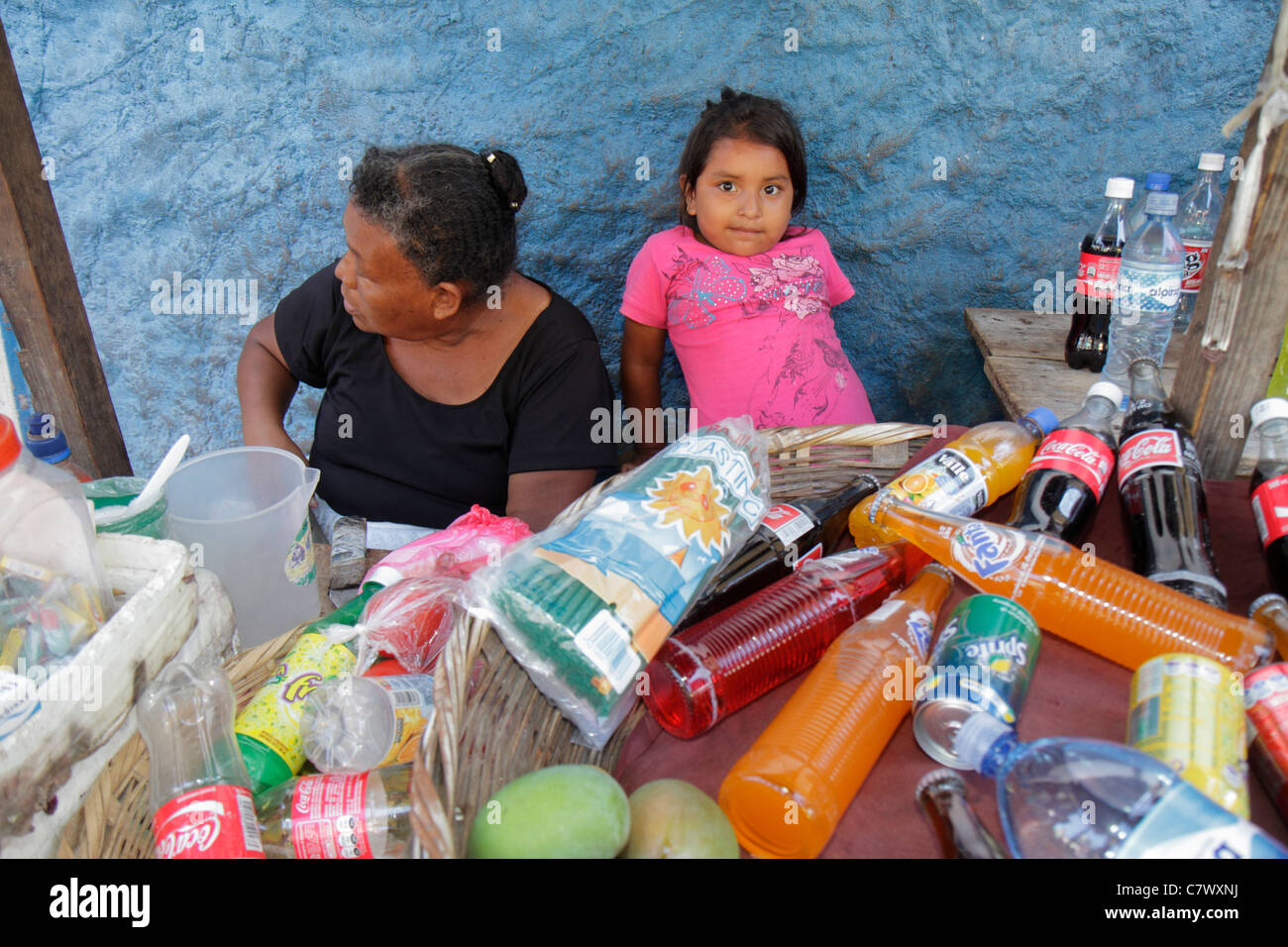Nicaragua, Granada, Calle Atravesada, Shopping Shopper Shopper Shop Shops Market Frauen arbeiten Retail Store Stores Business, Market, Vendor Vendors Stand, Stockfoto