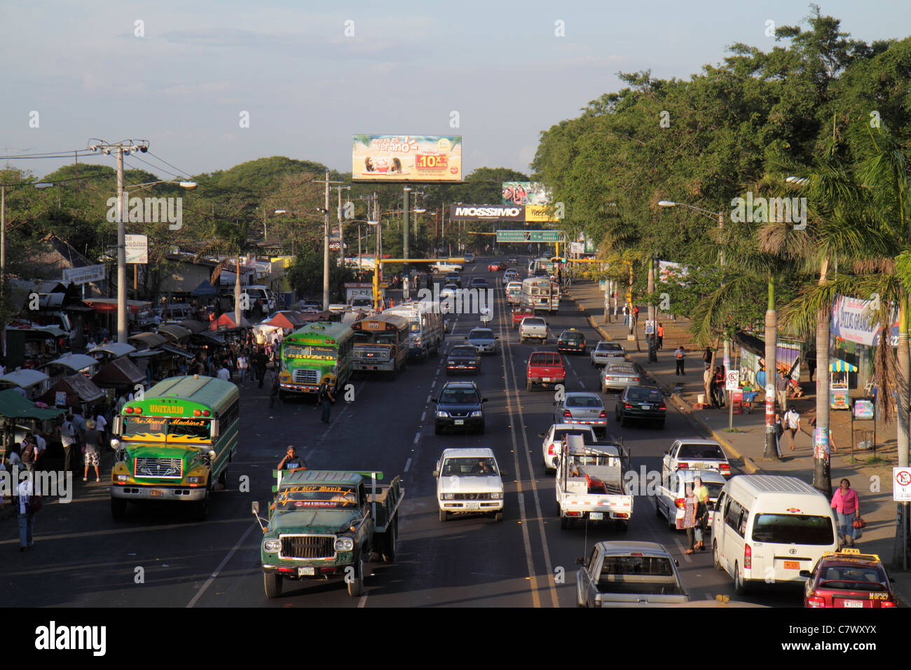 Managua Nicaragua, Pista de la Resistencia, Straßenszene, große Avenue, Bus, Bus, LKW, Auto, Verkehr, von Bäumen gesäumte, Reklametafeln, Werbung, Werbung, beschäftigt, Nicara110503 Stockfoto