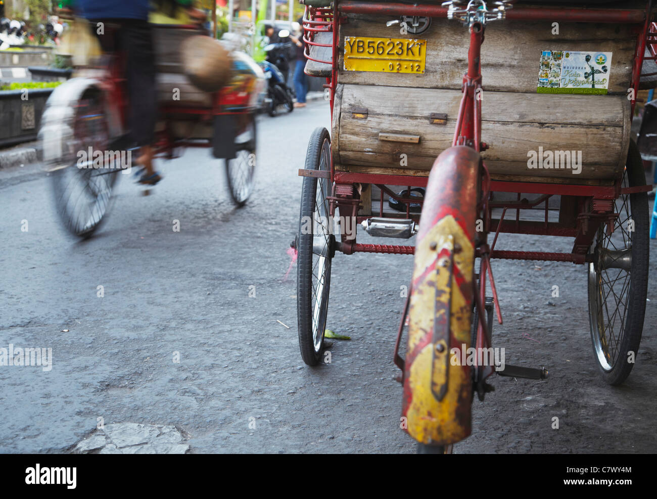 Becak Umzug entlang der Jalan Malioboro, Yogyakarta, Java, Indonesien Stockfoto