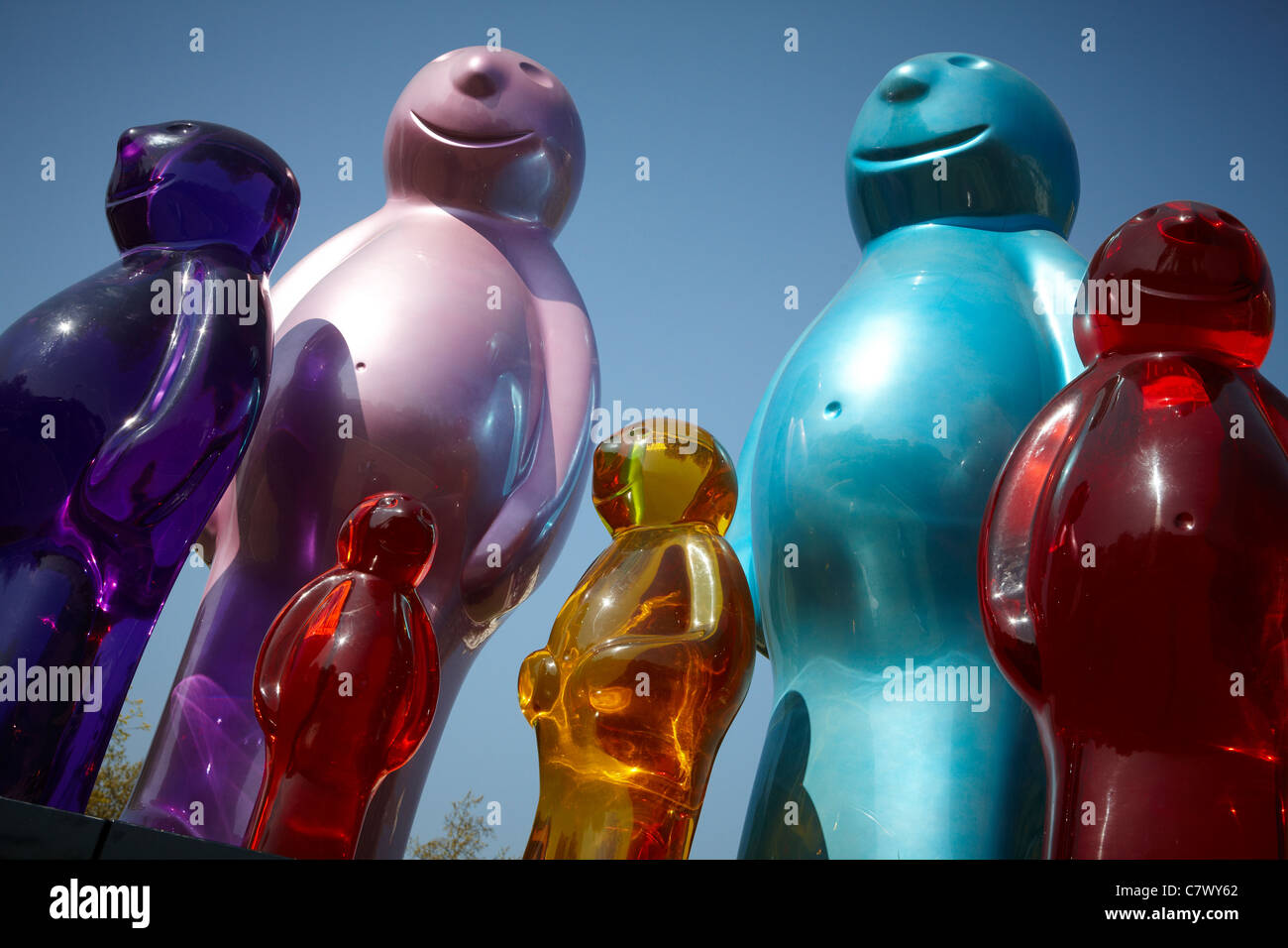 "Jelly Baby-Familie", eine Skulptur in pigmentierten Urethan Harz von Mauro Perucchetti am Marble Arch, London. Stockfoto