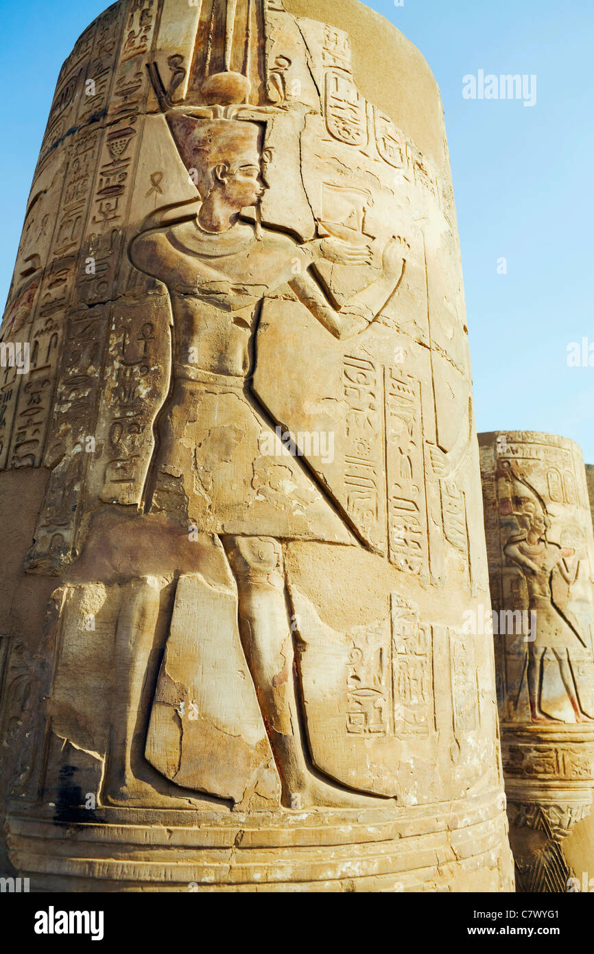 Die gut erhaltenen geschnitzten Säulen die ptolemäischen Ruinen von Kom Ombo auf dem Nil im Süden von Ägypten Stockfoto