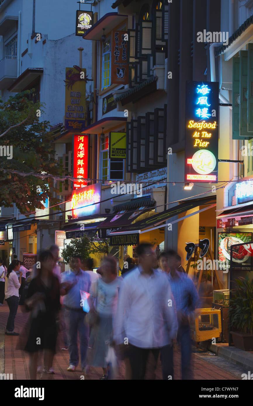 Menschen zu Fuß vorbei an Restaurants und Bars am Boat Quay, Singapur Stockfoto