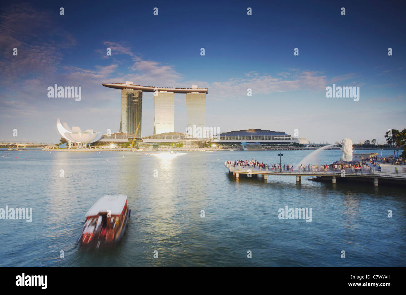 Marina Bay Sands Hotel, ArtScience Museum und der Merlion Statue, Singapur Stockfoto