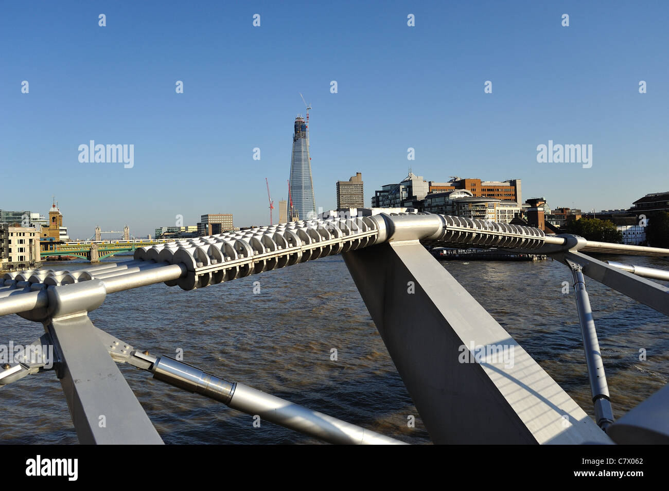 Der Shard London Bridge Tower auch bekannt als Shard of Glass von Millenium Bridge gesehen. Stockfoto