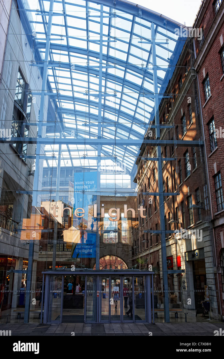 Licht, Leeds Stadtzentrum entfernt. Ein Freizeit- und Einkaufszentrum auf der Headrow, um festes Haus gebaut. Stockfoto