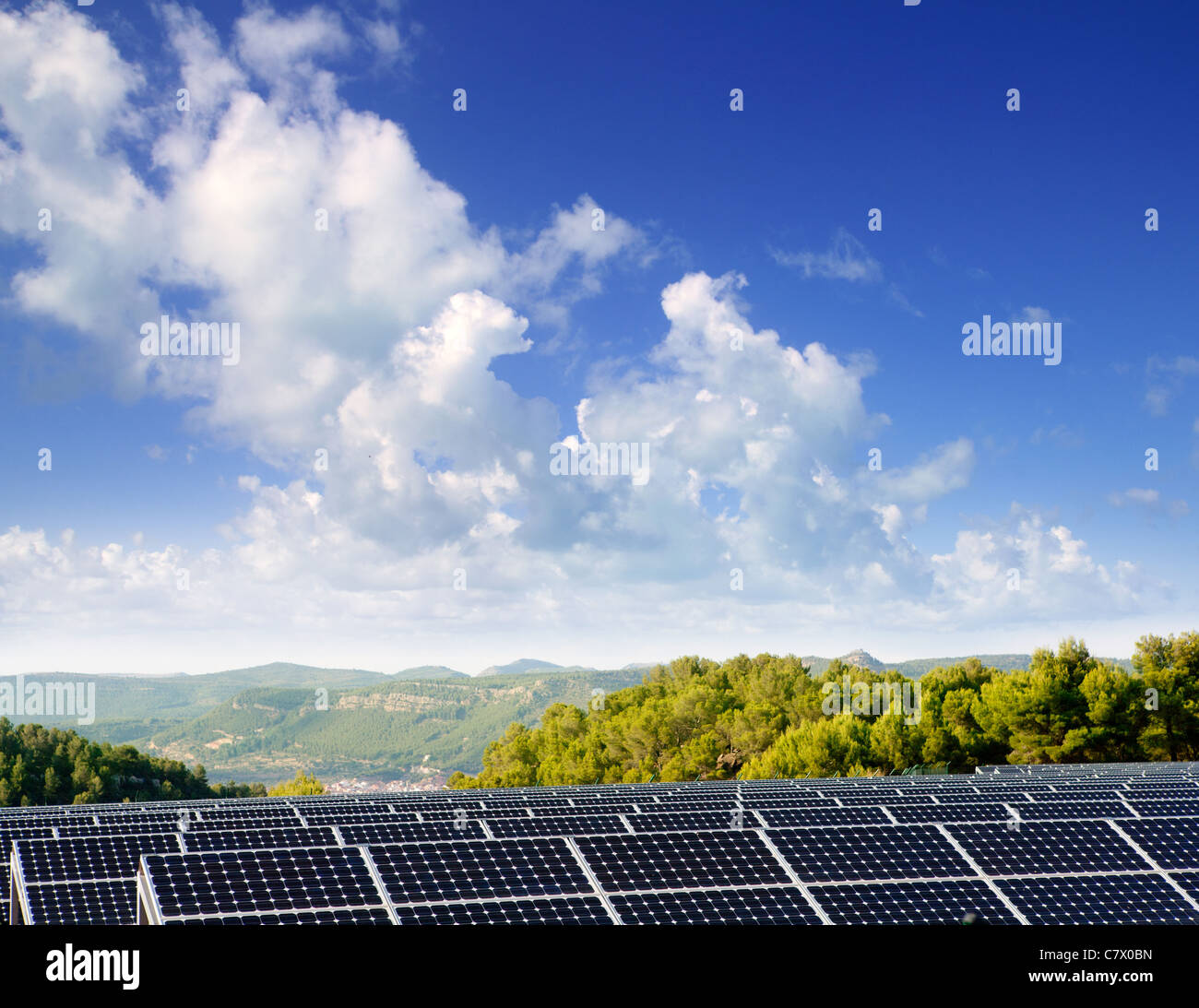 grüne Energie solar Platten zu Tal Bergdorf Stockfoto