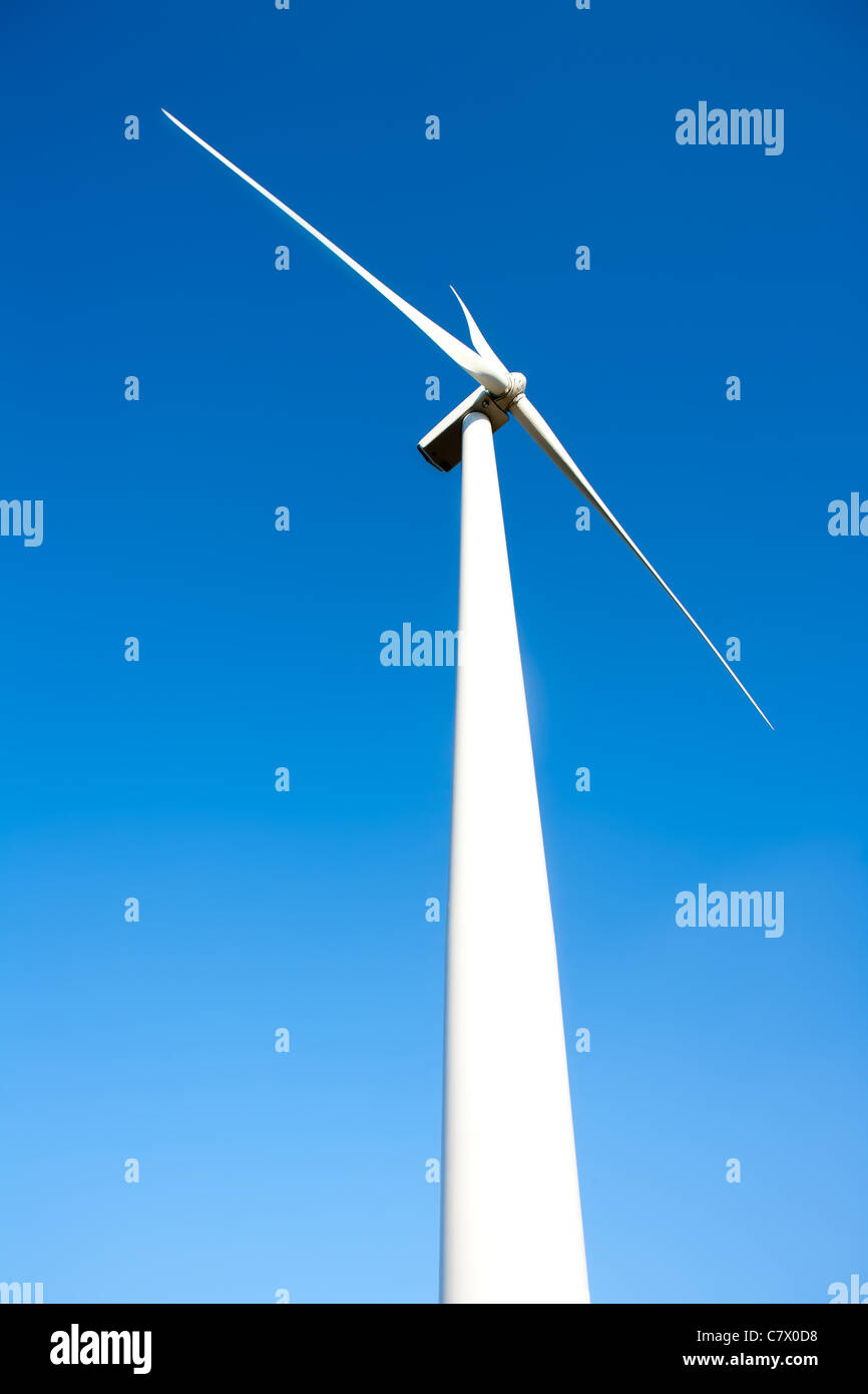 Aerogenerator Windmühle im blauen Himmelshintergrund Stockfoto