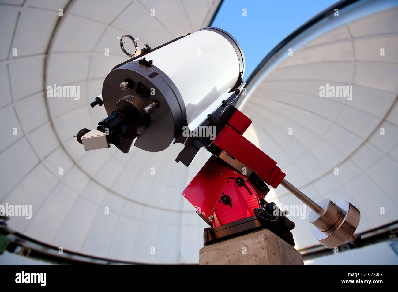 astronomisches Observatorium Teleskop innen blauer Himmel Stockfoto