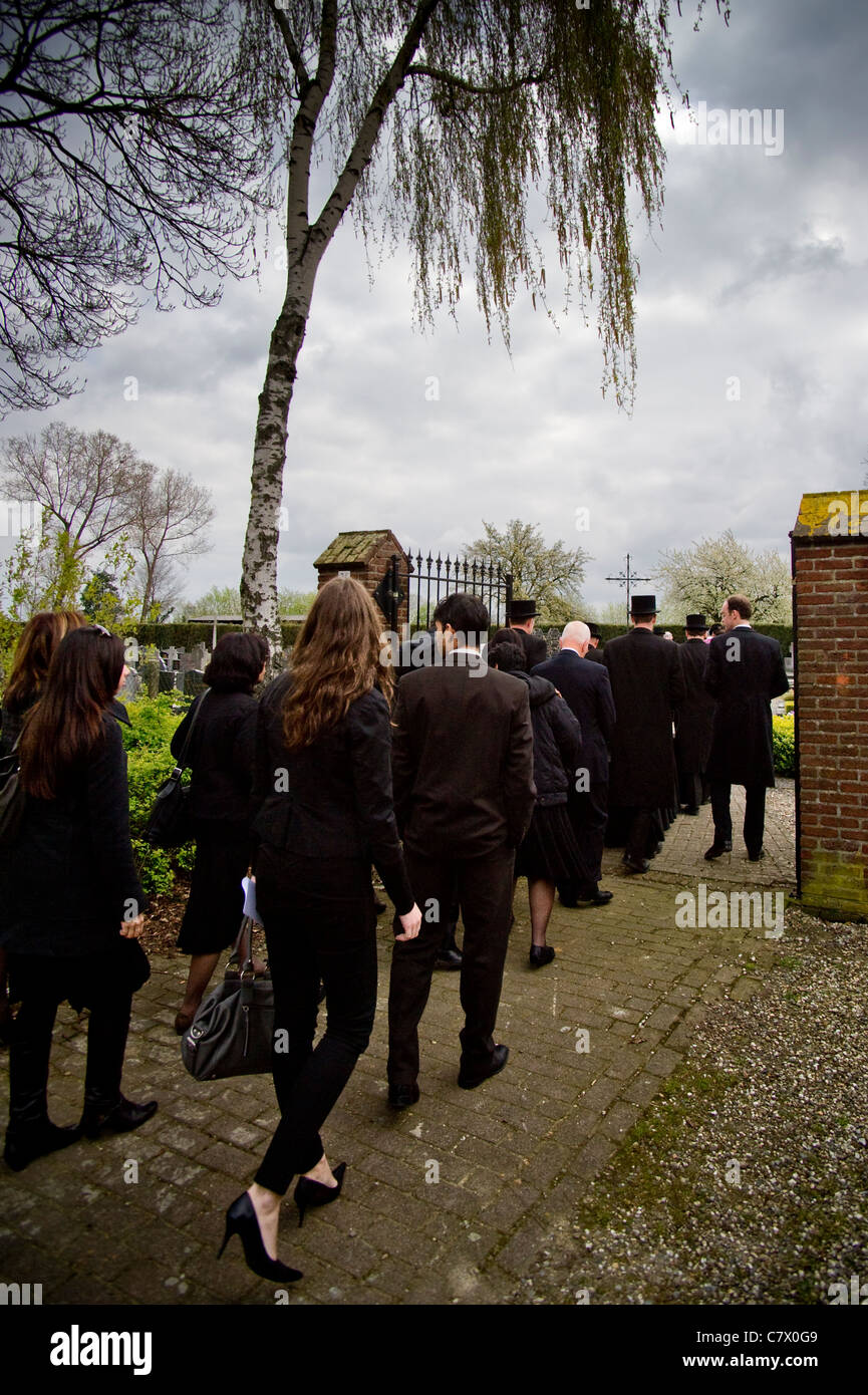 Einreisende in den Friedhof für eine Beerdigung Stockfoto