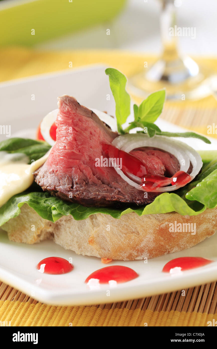 Detail der offenen konfrontiert Roastbeef-sandwich Stockfoto