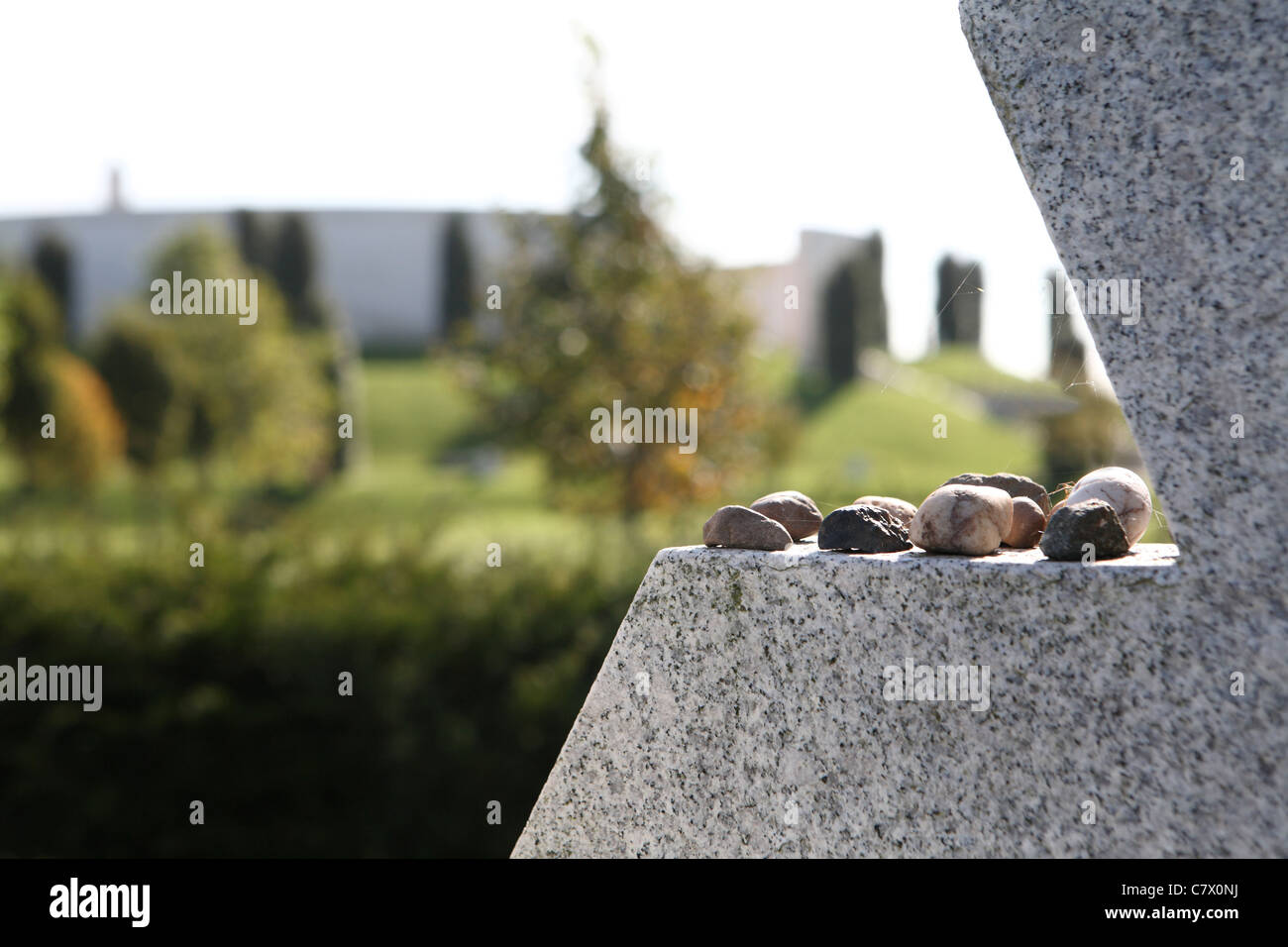 Kieselsteine platziert auf jüdische Mahnmal am national Memorial arboretum Stockfoto