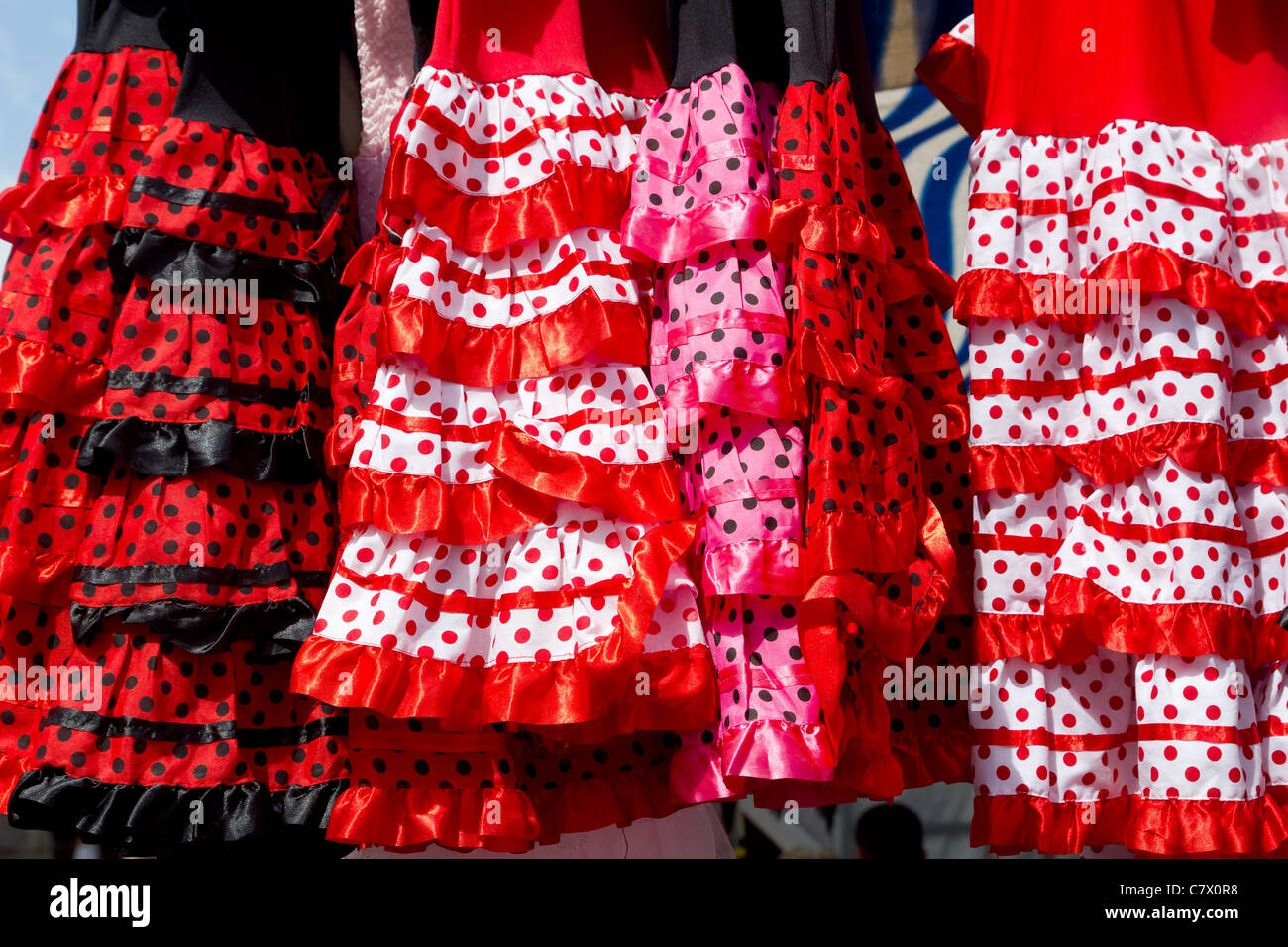 bunt rot rosa Zigeuner Kostüme der Flamenco-Tänzerin in andalusischen Stockfoto