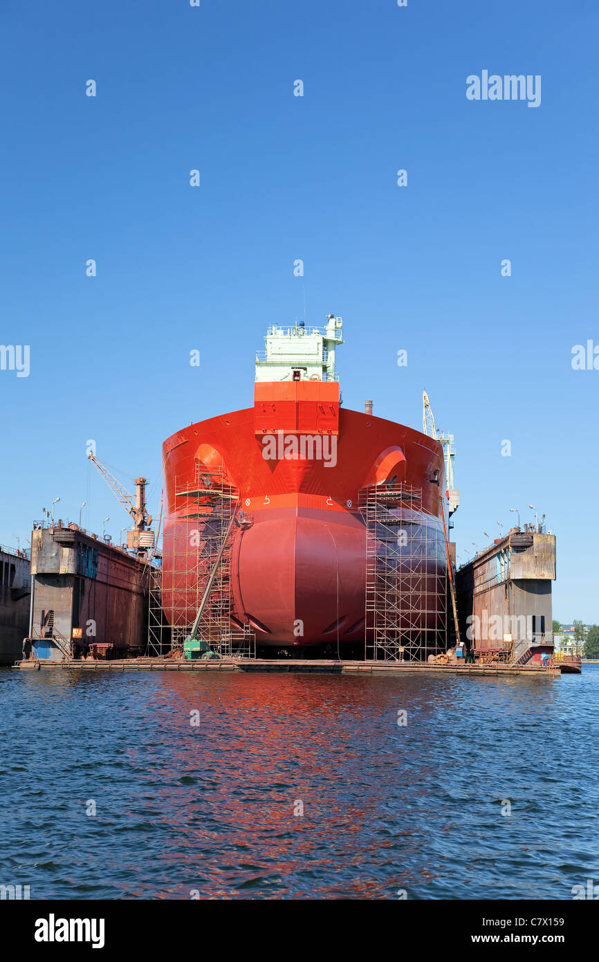 Ein großer Tanker Schiff wird in Werft Danzig renoviert. Stockfoto