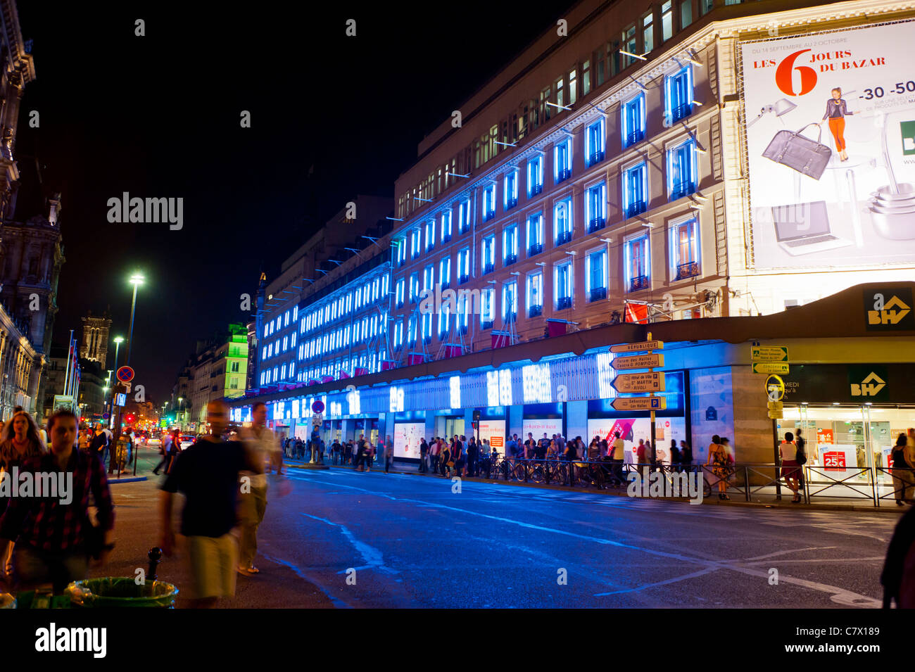 Paris, Frankreich, Öffentliche Veranstaltungen, Nuit Blanche, ("Weiße Nacht »"), öffentliche Veranstaltungen, Lichteffekte an der Fassade des BHV, Kaufhaus „La Source au Bazar“ Stockfoto