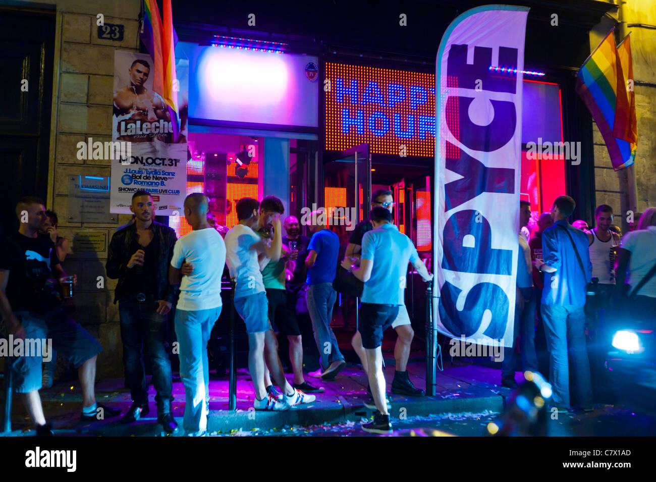 Paris, Frankreich, Menschenmassen draußen auf der Straße, „Spyce“ Gay Bar, bis spät in die Nacht im Marais Gay District (jetzt geschlossen), Vorabend, Gentrifizierung Stockfoto