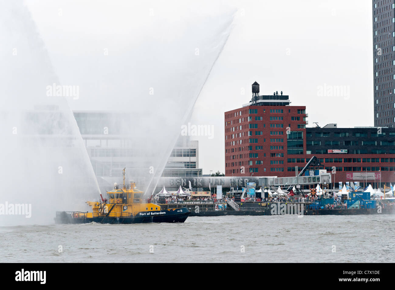 Löschboot Demonstration während der Wereldhavendagen (Hafen Weltereignis) in Rotterdam Stockfoto