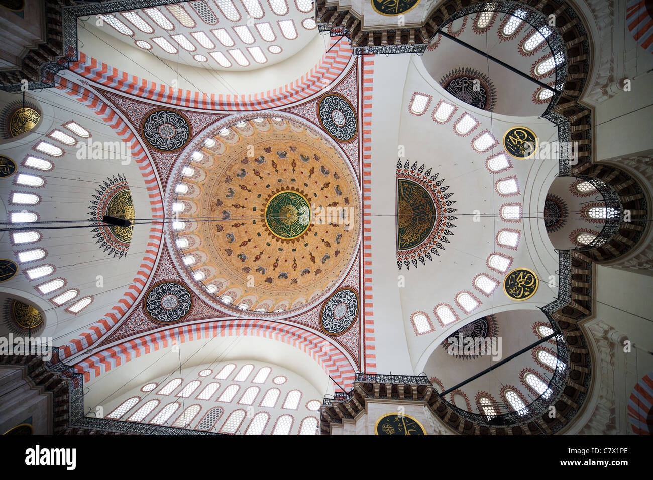 Reich verzierte Innendecke Süleymaniye-Moschee (osmanische imperiale Moschee) in Istanbul, Türkei. Stockfoto