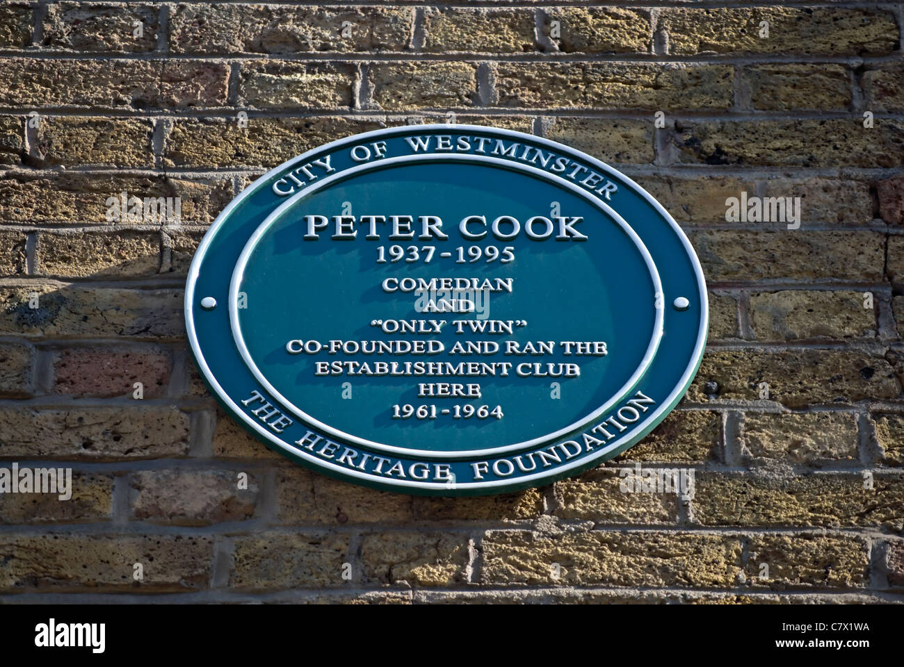 Stadt von Westminster Plaque Kennzeichnung der Website des Vereins Gründung geführt von Komiker und Satiriker Peter Cook, London, england Stockfoto