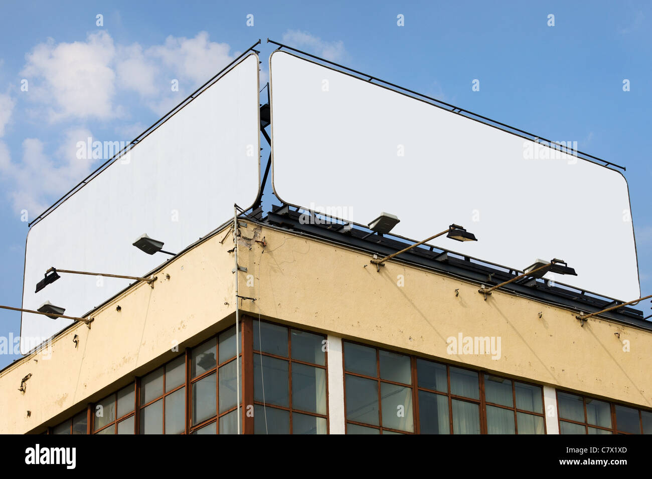 Zwei große leere Plakate mit textfreiraum auf einem Gebäudedach Stockfoto
