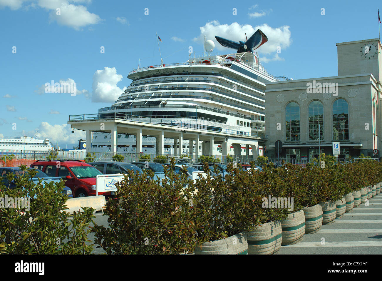 Passagierschiff im Hafen von Neapel Stockfoto