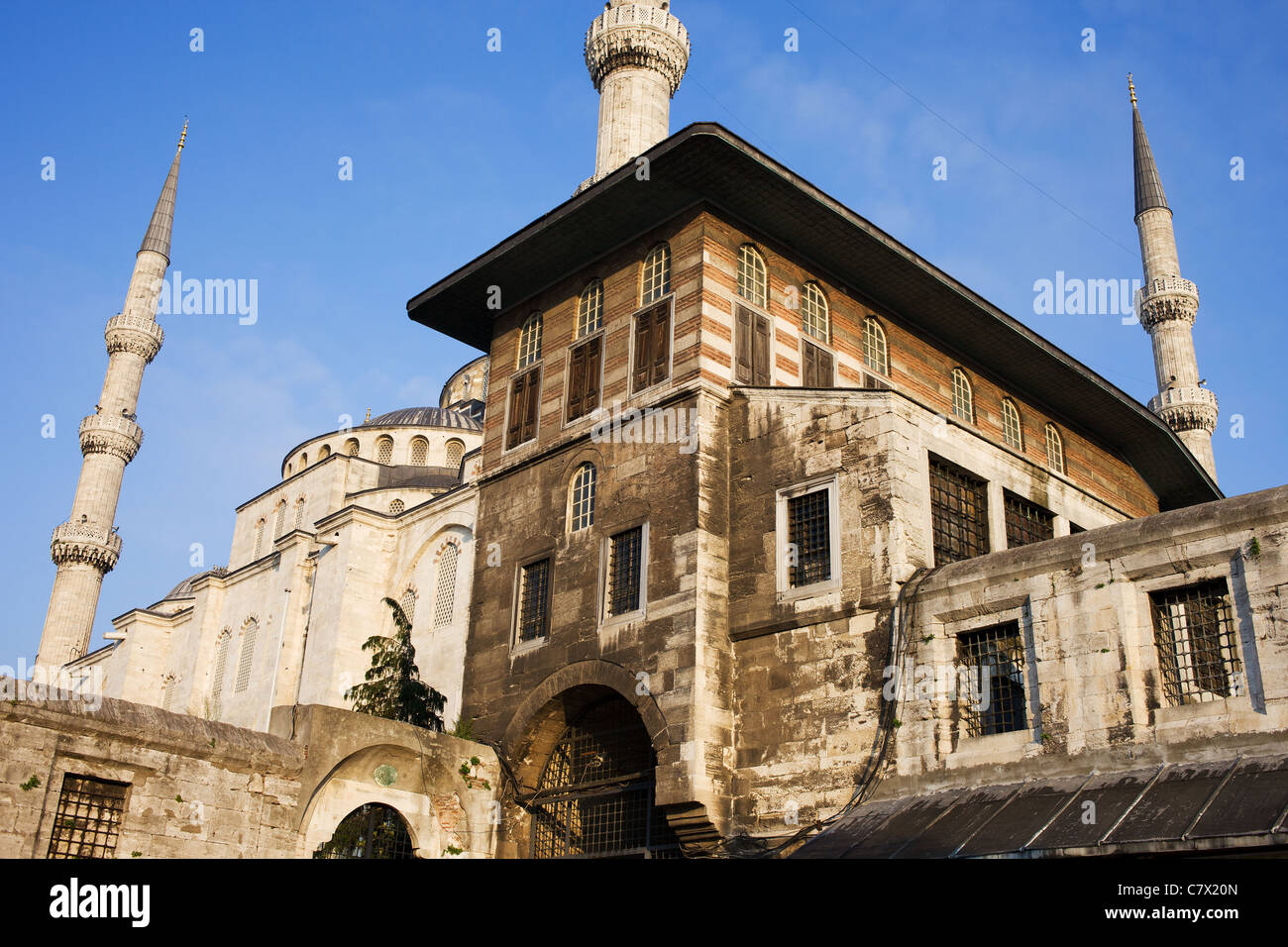 Osmanische Architektur im historischen Stadtteil Sultanahmet, Istanbul, Türkei. Stockfoto