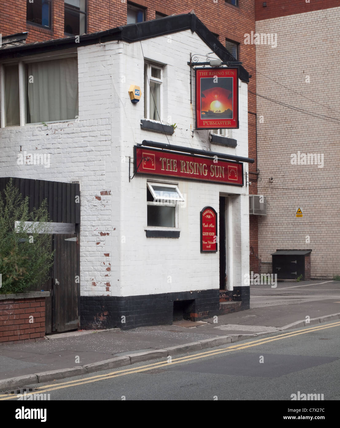 Die Rising Sun Pub rückwärtige Fassade auf Lloyd Street in Manchester. Stockfoto