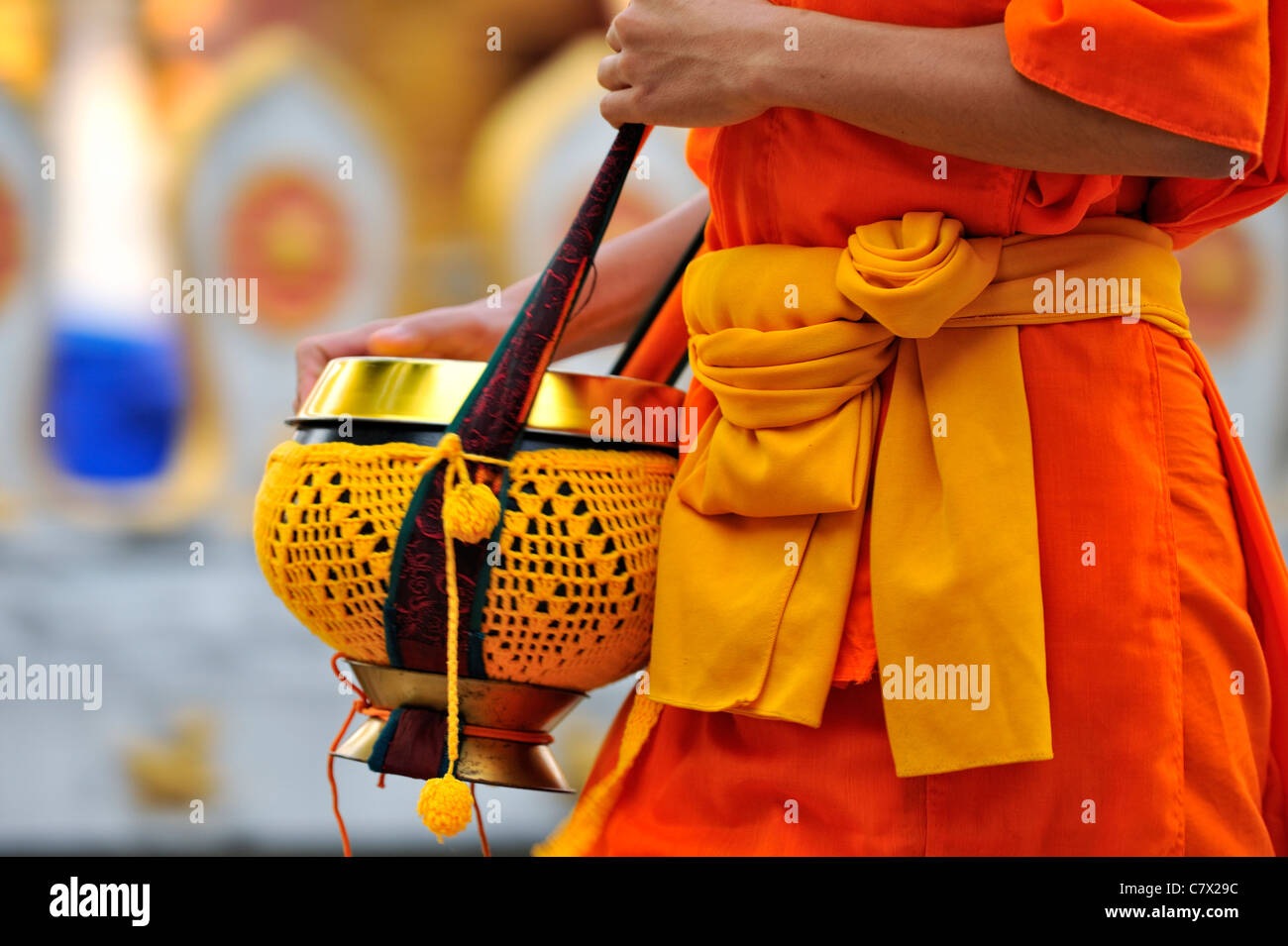 Buddhistische Mönche wandern mit Mönch Schüssel Essen am Morgen zu sammeln. UNESCO Weltkulturerbe Welt Erbe Stadt Luang Prabang Stockfoto