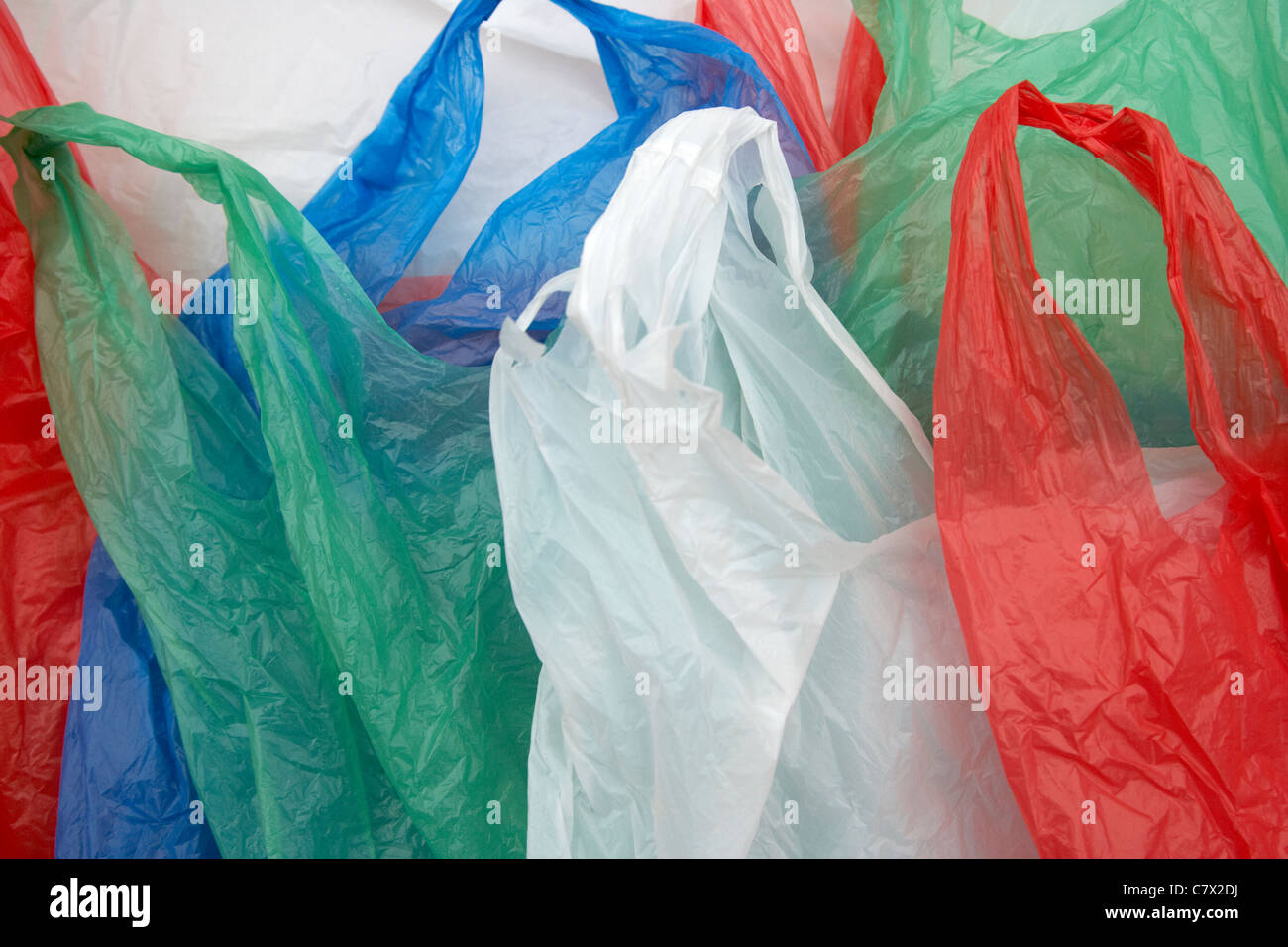 Auswahl von einfachen Kunststoff shopping Tragetaschen Stockfoto