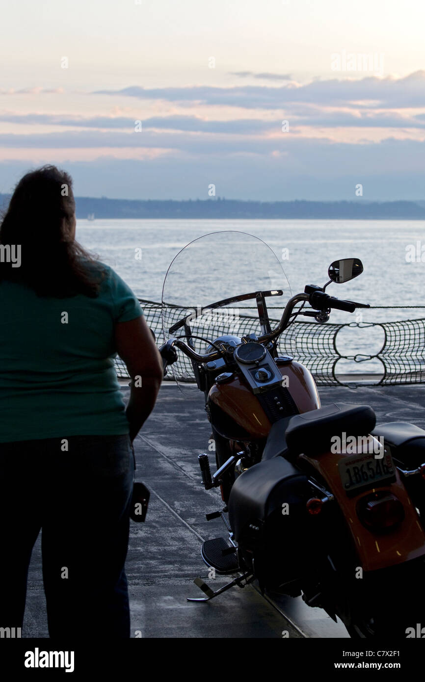 Fähre, Frau und Motorrad cross Puget Sound auf Washington State Ferry Stockfoto