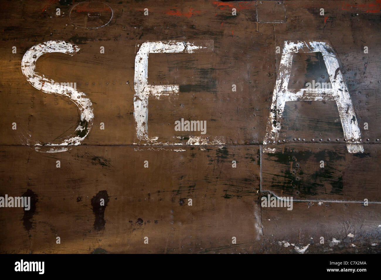 Weiße Buchstaben S E A malte auf der Seite einer Mitsubishi A6M Zero WW2 Flugzeugrumpf in das Imperial War Museum, London. Stockfoto