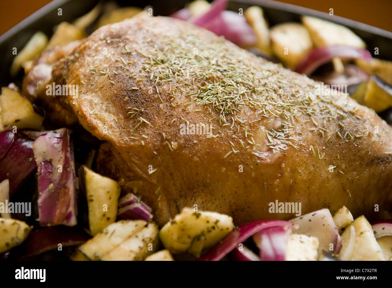 Lammkeule nicht gekocht und gewürzt in dunklen Bräter Stockfoto