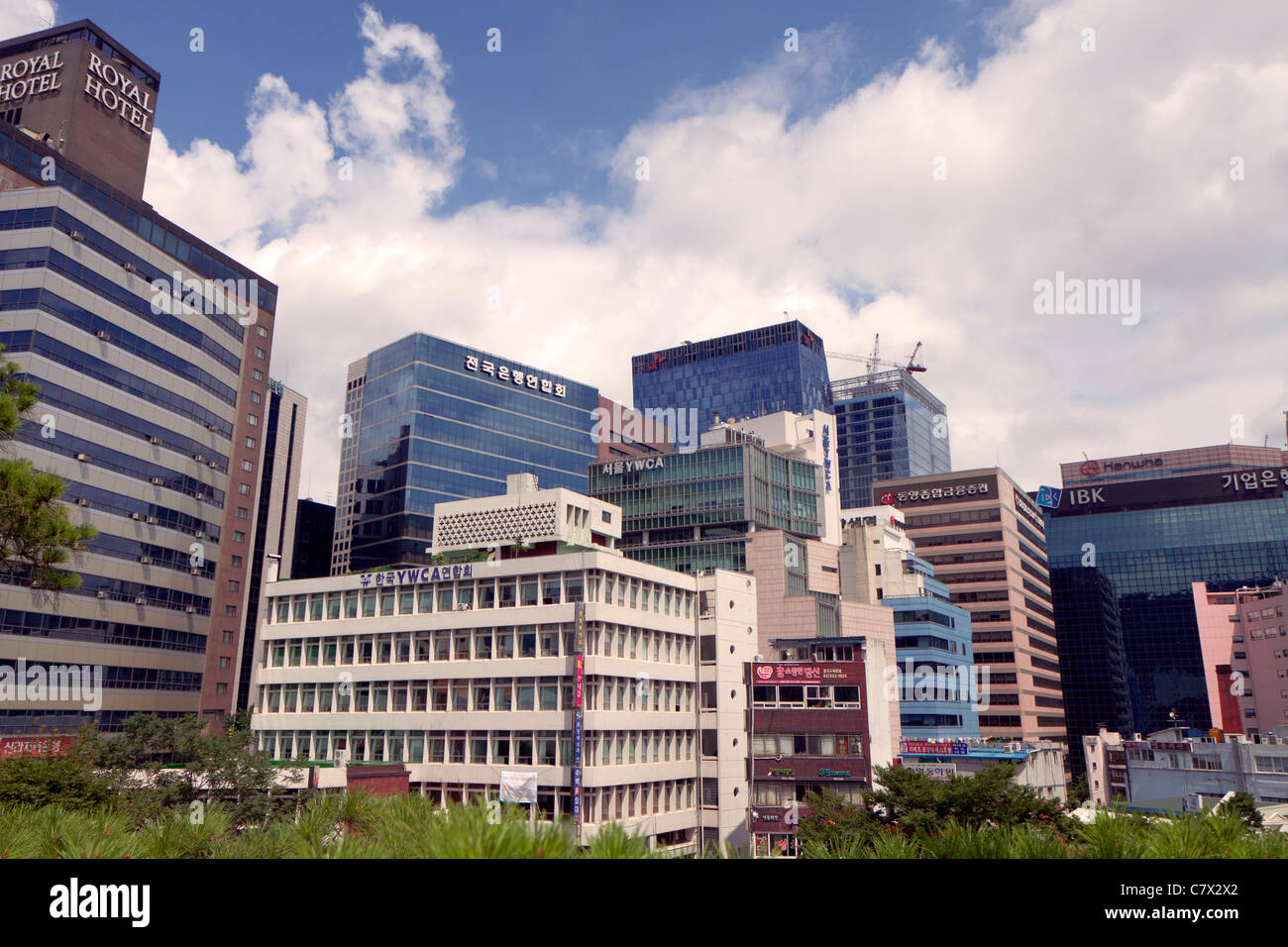 Hoch aufragende Wolkenkratzer dominieren zentrale Seoul Stockfoto